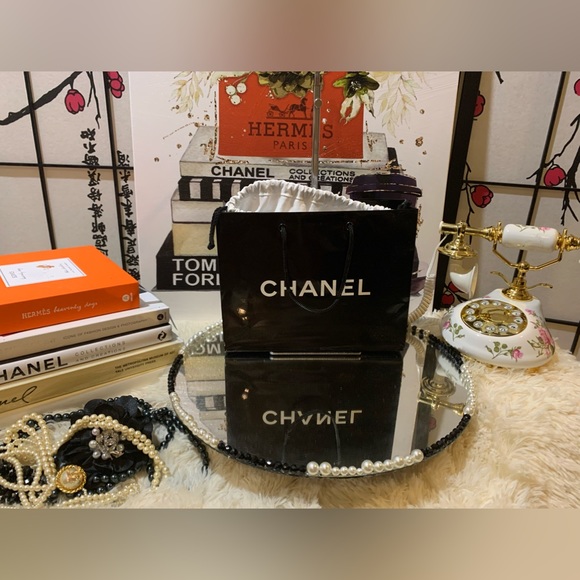 STUNNING 😍 NEW Chanel cosmetics sack with samples and Storage book( handmade) - Picture 13 of 16